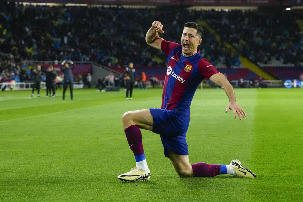 Lewandowski alivia los males del Barça ante el Valencia