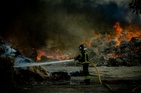 Incendio en una planta de cartones y plásticos en Aldeamayor
