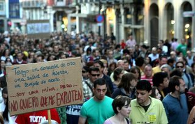 Cientos de personas convocados por el Movimiento 15M se manifiestan en Valladolid