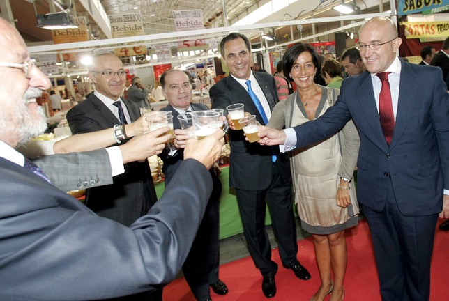 León de la Riva, Ruiz Medrano, Villanueva, Álvarez, Cantalapiedra y Carnero, en la inauguración de la 78ª Feria de Muestras.  / ICAL