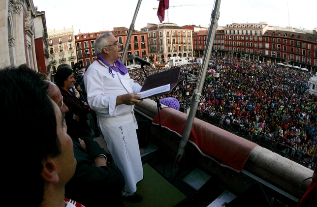 Inicio de las fiestas de la Virgen de San Lorenzo 2012, con el pregón de Paco Martínez en la Plaza Mayor.  / LETICIA PÉREZ (ICAL)