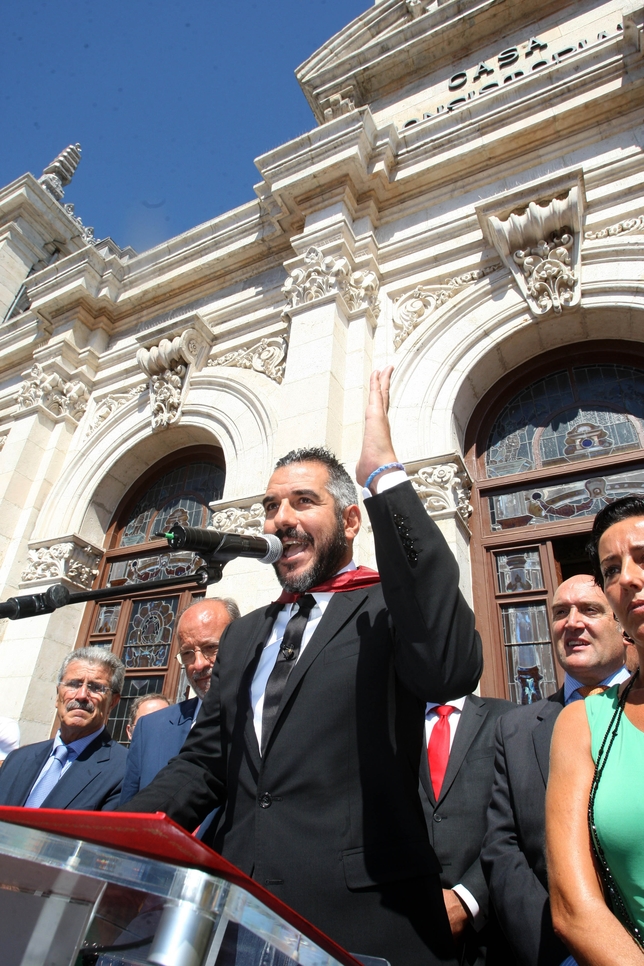 Óscar de Rivera abre las fiestas de 2013 con su pregón en la Plaza Mayor.