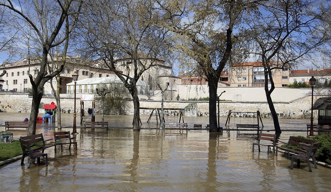 El parque de la Judería de Peñafiel, anegado por el Duratón.