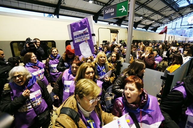 Llegada de 'El tren de la libertad', contra la nueva Ley del Aborto, a Valladolid.