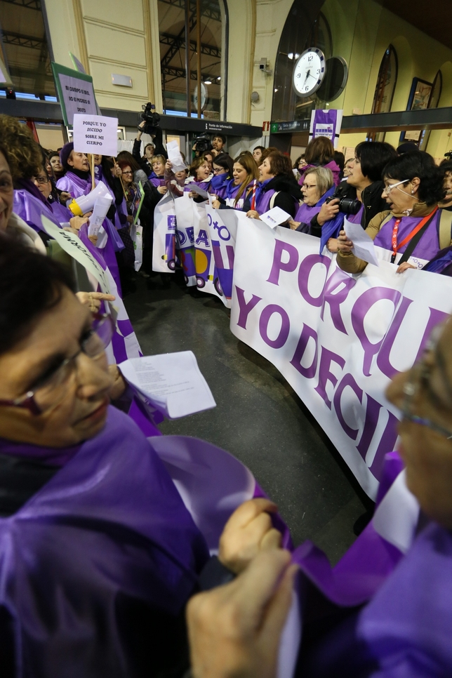 Llegada de 'El tren de la libertad', contra la nueva Ley del Aborto, a Valladolid.  / E. MARGARETO (ICAL)