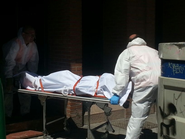 Encuentran el cadáver de un hombre en la bañera de una vivienda de la calle de San Luis, donde se produjo un incendio