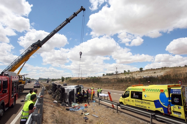 Herido tras volcar un camión en la mediana de la A-62, a la altura de Cigales