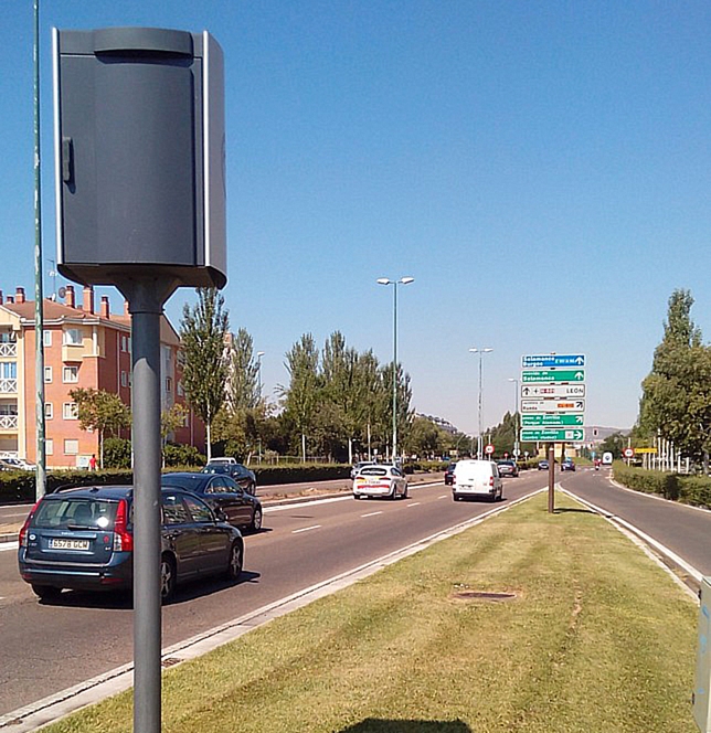 Radar de la avenida de Zamora de Valladolid, situado junto al edificio de Maphre.