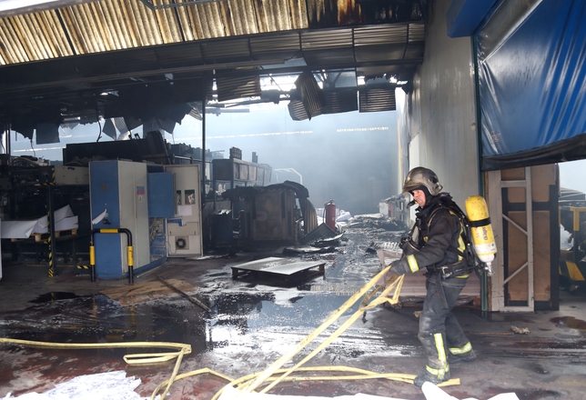 Incendio en la empresa 'Macrolibros' en el polígono de Argales