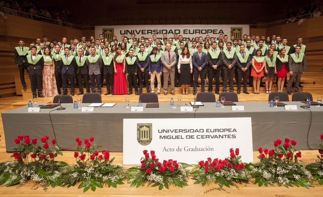 648 estudiantes de dos promociones de la UEMC se graduan con Corbalán como padrino