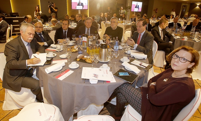 El ministro de Economía y Competitividad, Luis de Guindos, participa en un desayuno informativo organizado por El Día de Valladolid
