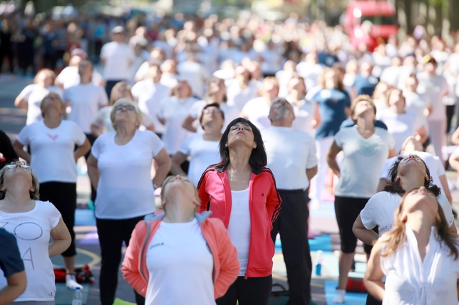 Celebración del Día Internacional del Yoga, en la Acera de Recoletos.