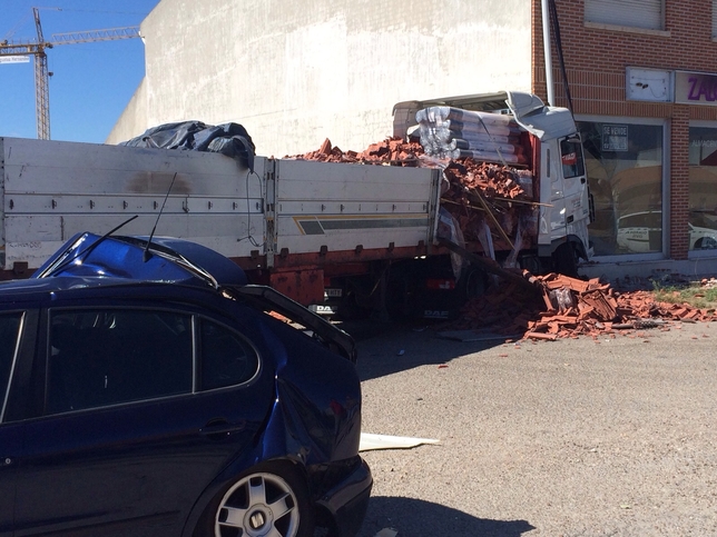  Un camión cargado de tejas ha embestido a cinco vehículos antes de empotrarse en una vivienda después de salirse de la N-601 a su paso por la localidad vallisoletana de Mojados  / ELDIADEVALLADOLID.COM