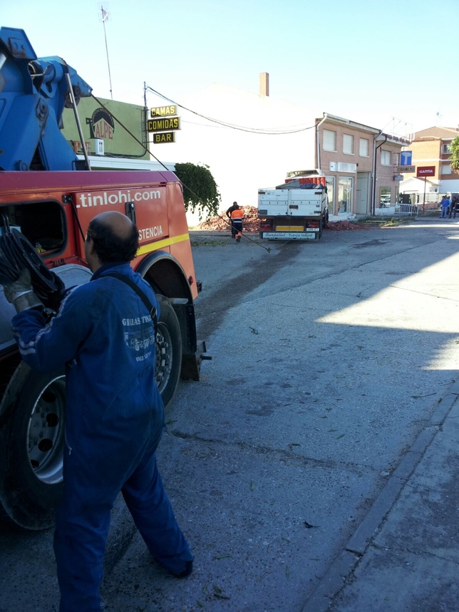 Un camión cargado de tejas ha embestido a cinco vehículos antes de empotrarse en una vivienda después de salirse de la N-601 a su paso por la localidad vallisoletana de Mojados  / ELDIADEVALLADOLID.COM