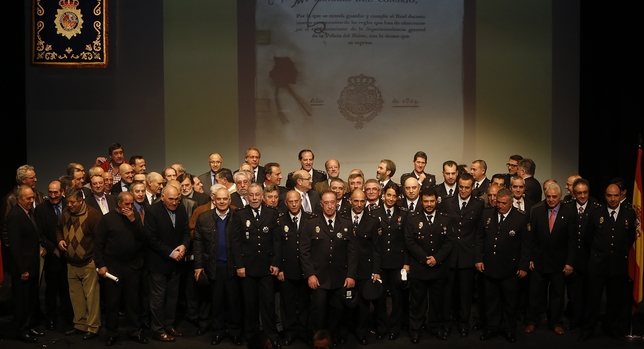 Foto de familia de los 69 condecorados, con las autoridades que presidieron el acto, ayer, en el Teatro Zorrilla.