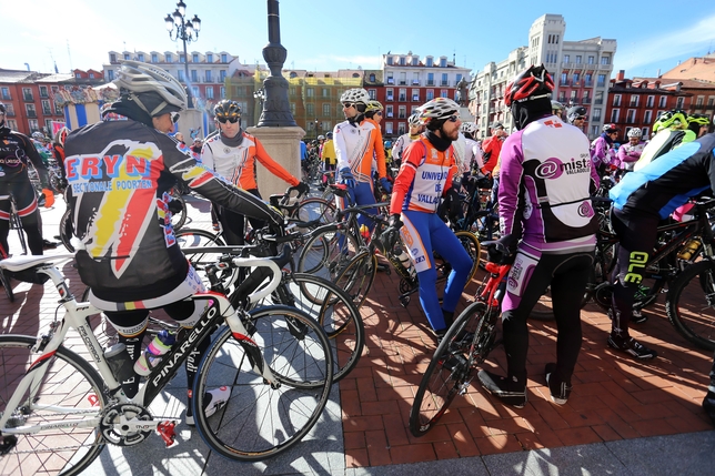 Marcha ciclista en solidaridad con el fallecido esta semana en Valladolid  / ICAL