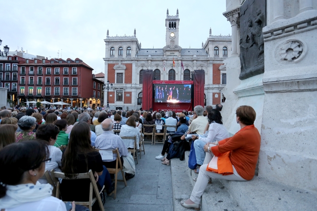 Retransmisión en directo de Otello a través de una pantalla gigante en la plaza Mayor
