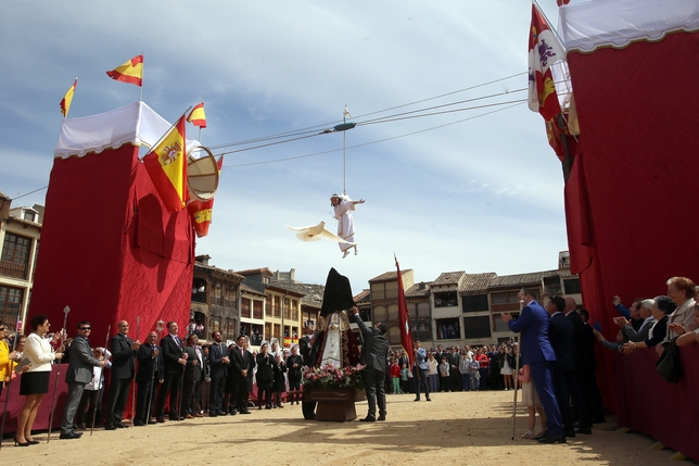 Peñafiel (Valladolid) celebra un año más la tradicional Bajada del Ángel
