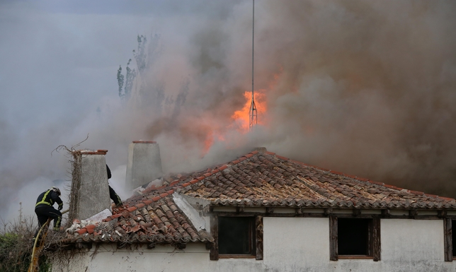 Se incendia una vivienda abandonada cerca de Fuensaldaña (Valladolid)  / RUBÉN CACHO / ICAL