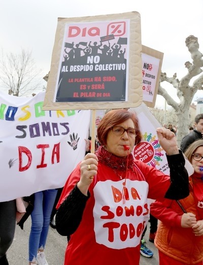 Centenares de trabajadores de DIA protestan por los despidos