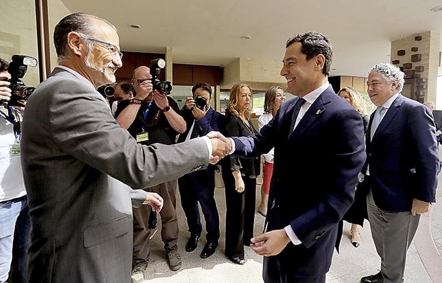 El presidente de las Cortes,Luis Fuentes, recibe al presidente andaluz, Juan Manuel Moreno