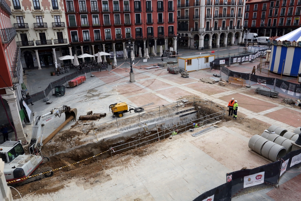 Obras de los accesos al aparcamiento subterráneo de la Plaza Mayor de Valladolid  / RUBÉN CACHO / ICAL