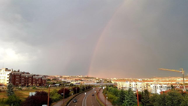 La tormenta dejó este arco iris en Valladolid.
