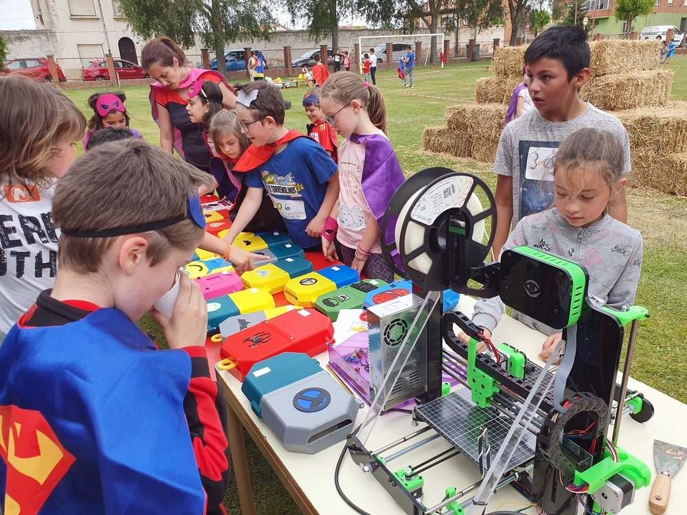 Los alumnos del Colegio Nuestra Señora de la Piedad, en Herrera de Pisuerga (Palencia), elaboran una caja de quimioterapia en el proyecto 'Pisoraka TIC Steam', que ha sido galardonado en los Premios Francisco Giner de los Ríos.