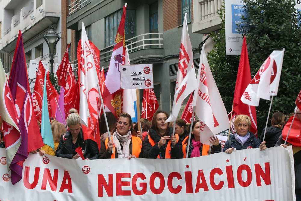 Concentración de los trabajadores del ámbito de la dependencia  / RUBÉN CACHO / ICAL