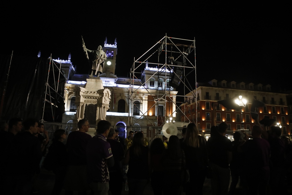 Pasacalles y retirada del pañuelo de fiestas.  / J. C. CASTILLO