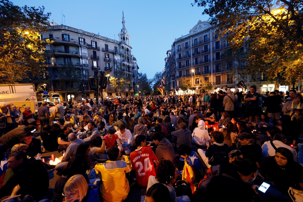 Miles de personas convocadas por los CDR, se manifiestan por el centro de Barcelona  / ALEJANDRO GARCÍA