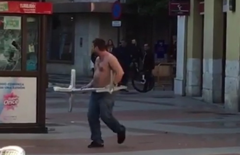 El hombre, sin camiseta, atacando comercios y escaparates de plaza de España.  / D.V.