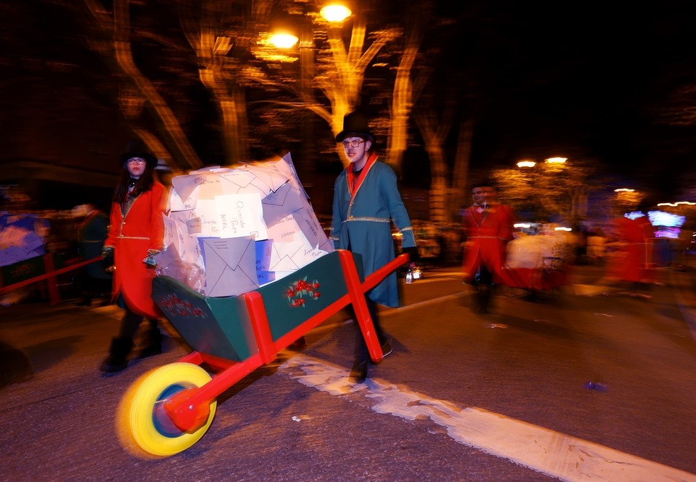 Valladolid arropa la llegada de Papá Noel en la 'Cabalgaza'  / El Día de Valladolid