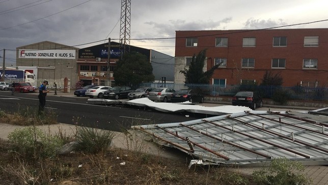 Cortan la calle Topacio tras caerse el tejado de una nave