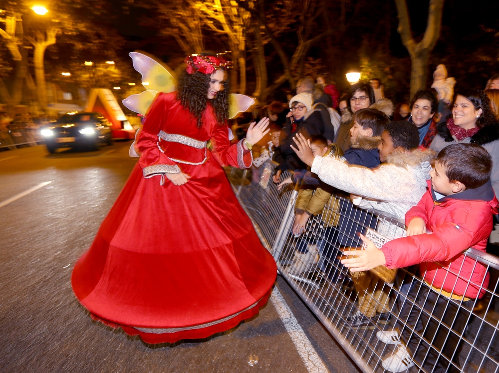 Valladolid arropa la llegada de Papá Noel.  / ICAL