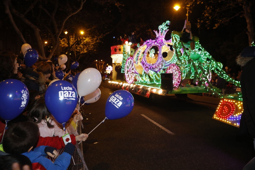 Valladolid arropa la llegada de Papá Noel.  / J. C. CASTILLO