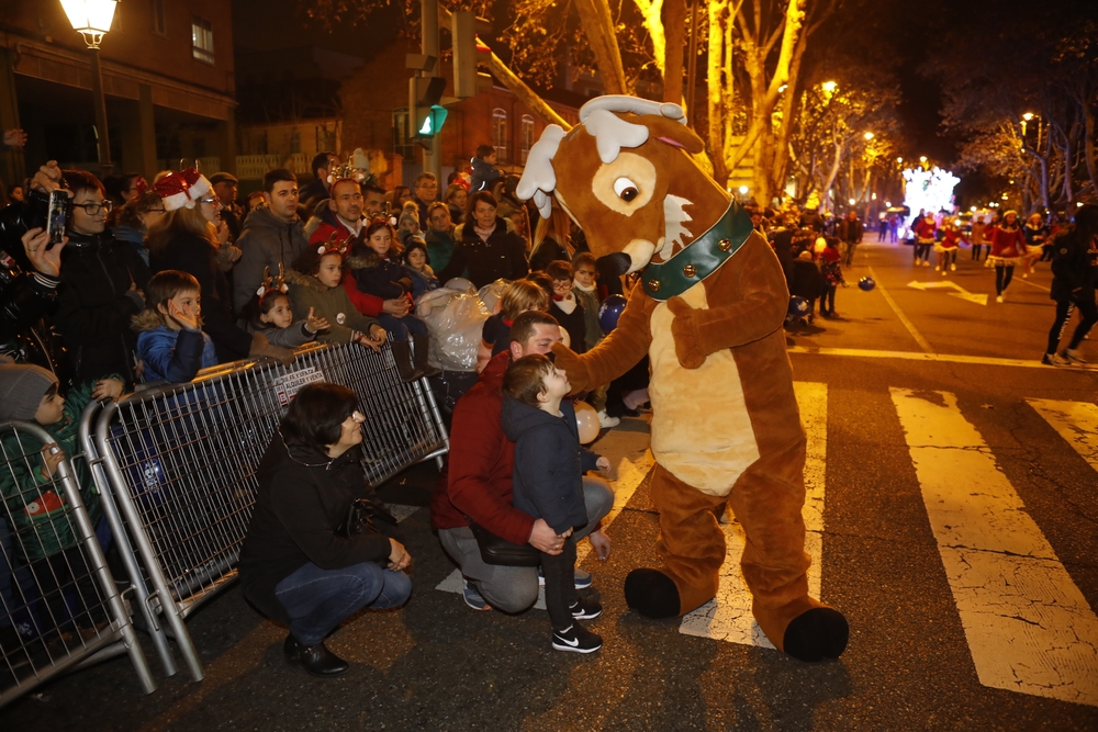 Valladolid arropa la llegada de Papá Noel.  / J. C. CASTILLO