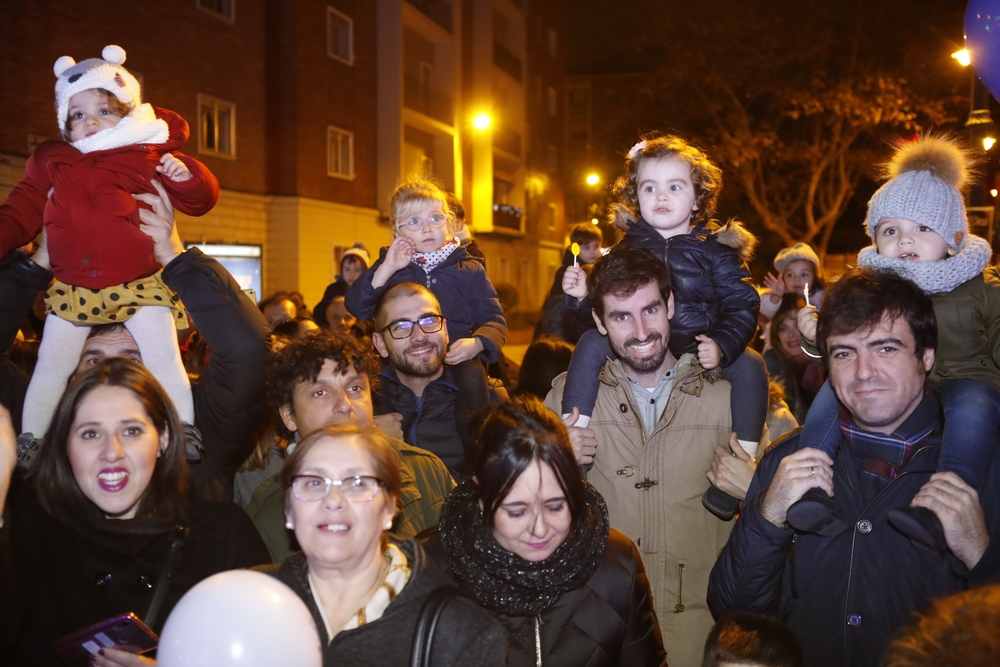 Valladolid arropa la llegada de Papá Noel.  / J. C. CASTILLO