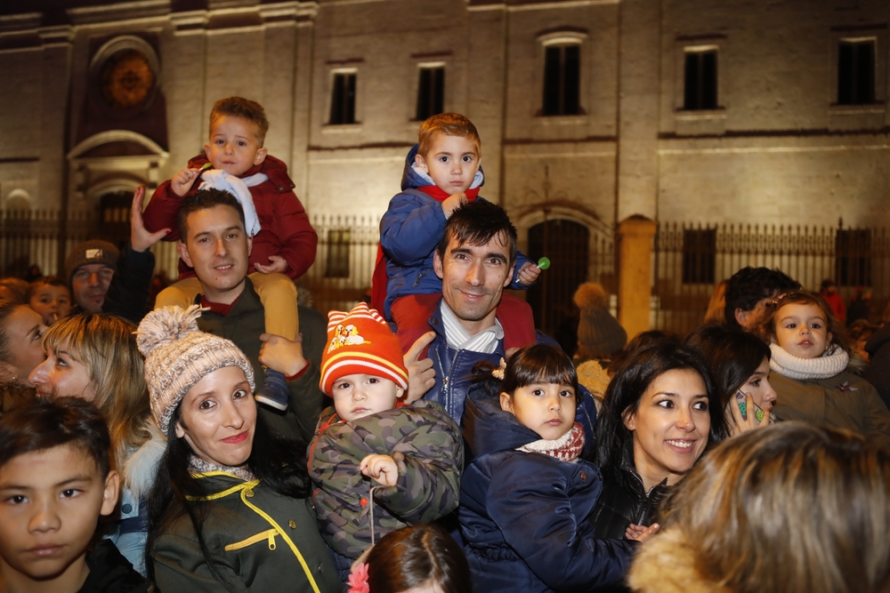 Valladolid arropa la llegada de Papá Noel.  / J. C. CASTILLO