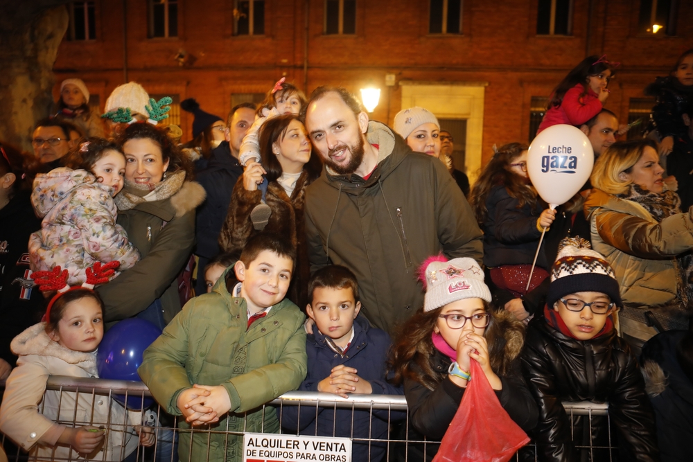 Valladolid arropa la llegada de Papá Noel.  / J. C. CASTILLO