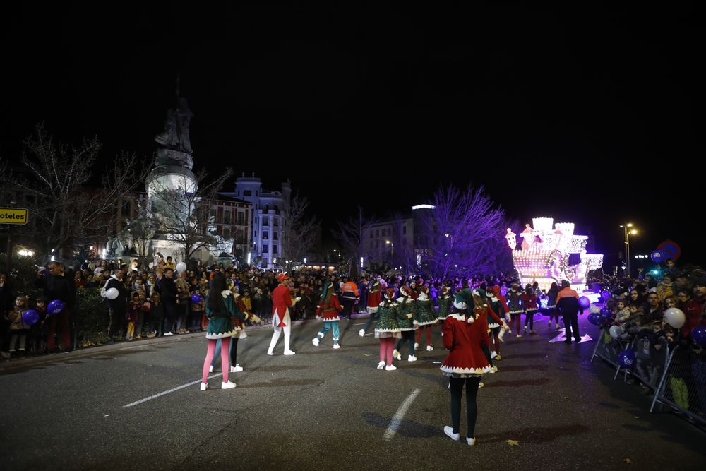 Valladolid arropa la llegada de Papá Noel.  / J. C. CASTILLO