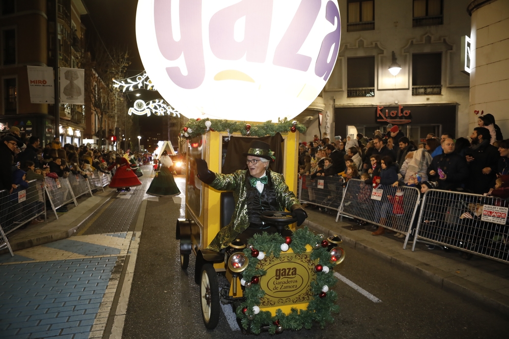 Valladolid arropa la llegada de Papá Noel.  / J. C. CASTILLO