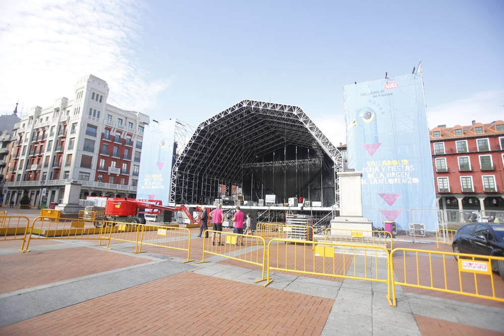 Desmontan la Feria de Día y el escenario de la Plaza Mayor  / JONATHAN TAJES