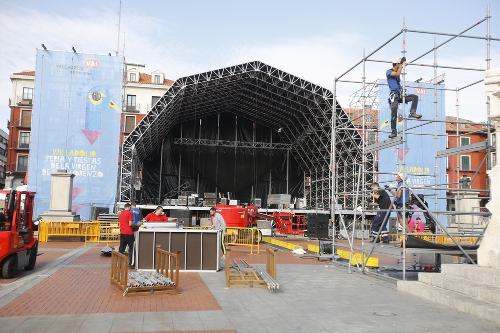 Desmontan la Feria de Día y el escenario de la Plaza Mayor  / JONATHAN TAJES