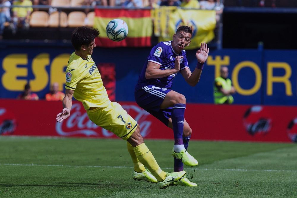 Alcaraz disputa un balón en el duelo contra el Villarreal.  / EFE