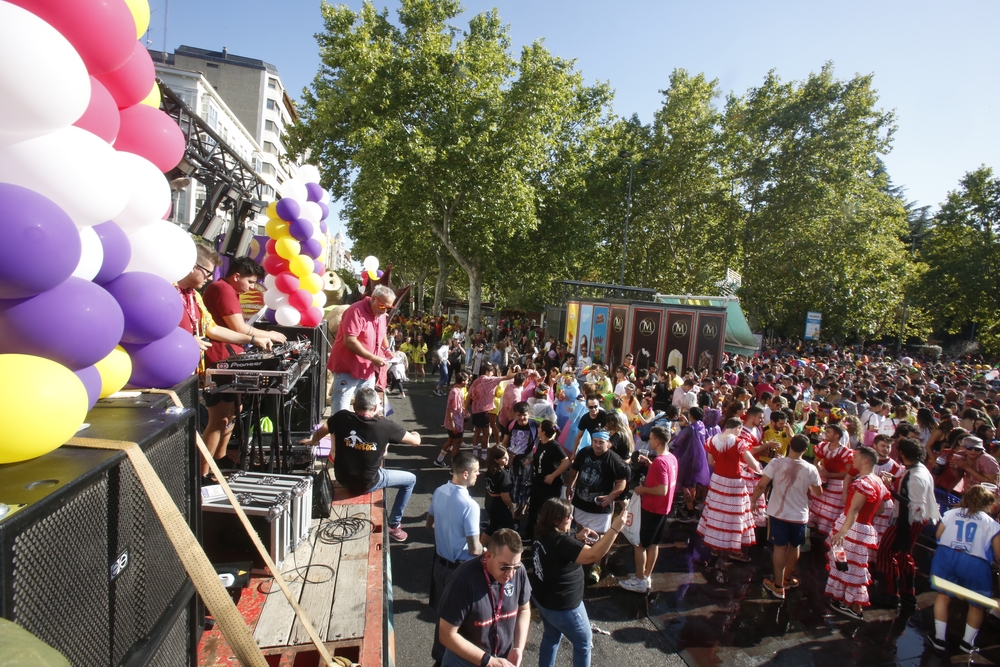Desfile de peñas en las Ferias y Fiestas de la Virgen de San Lorenzo