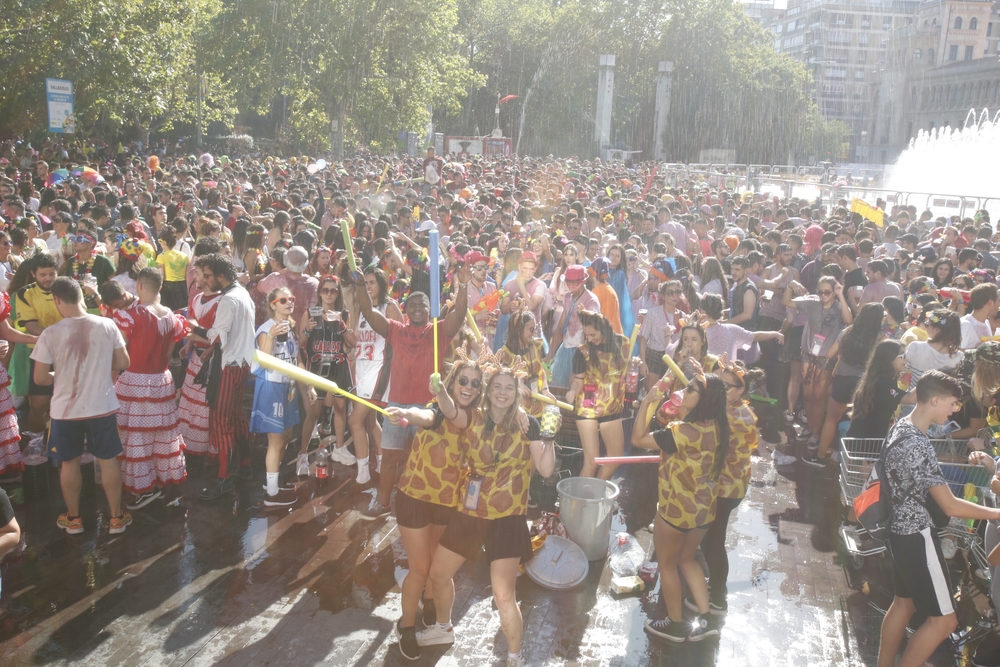 Desfile de peñas en las Ferias y Fiestas de la Virgen de San Lorenzo  / JONATHAN TAJES