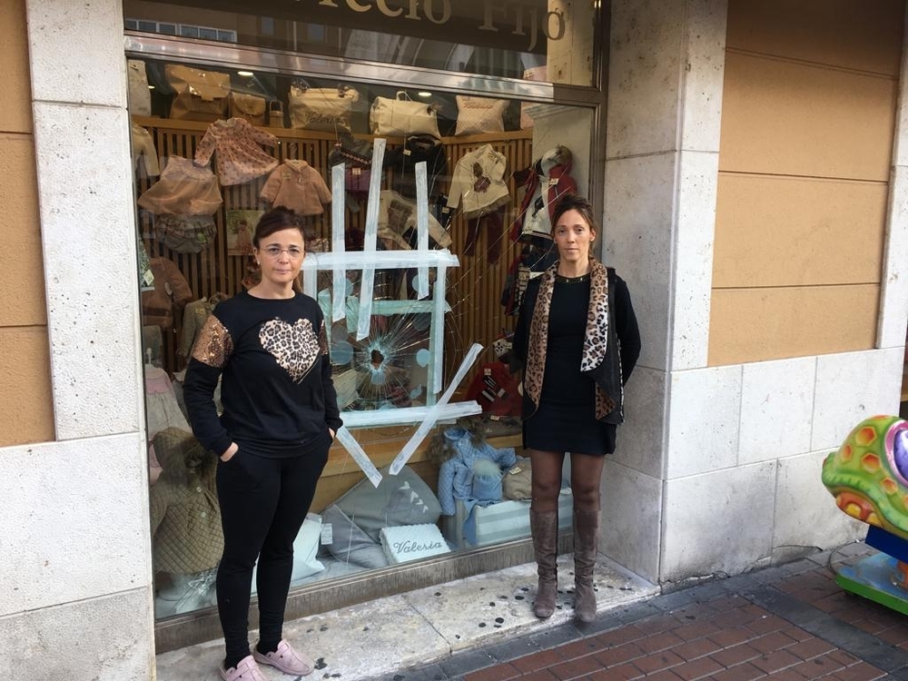 Raquel y Rocío, en la puerta de uno de los comercios atacados ayer