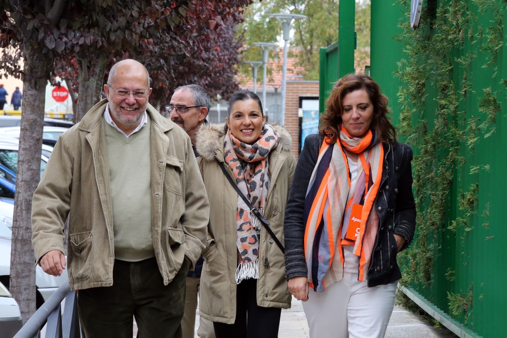 Igea acompaña a las candidatas de Ciudadanos por Valladolid.  / ICAL