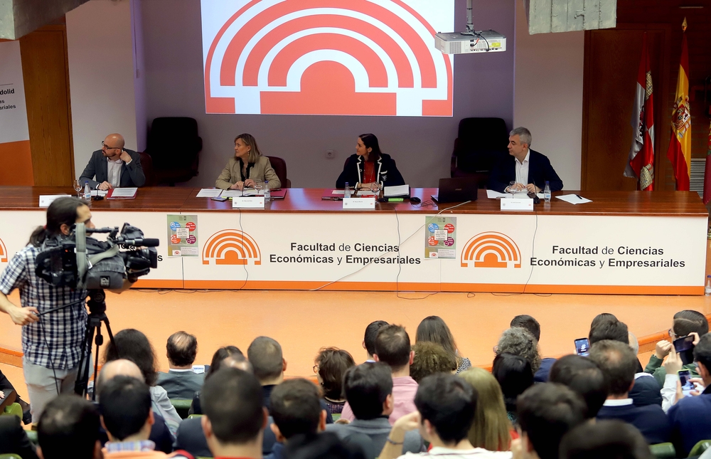 Reyes Maroto, Pilar del Olmo, Luis Garicano y Nacho Álvarez debaten sobre problemas de la comunidad